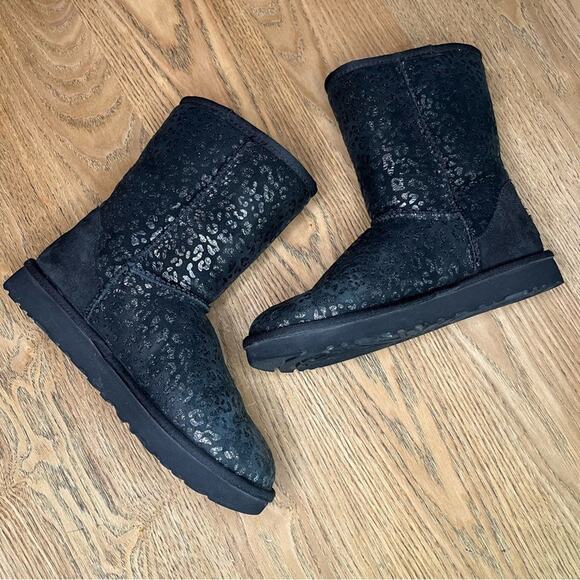UGG Classic Short Snow Leopard Glitter Black Shearling Lined Boot Women’s Size 6 - Picture 7 of 9